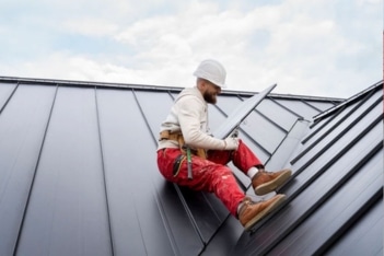 Instalación de panel sandwich en naves industriales