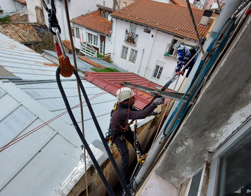 Reparación de fachada de la comunidad - Trabajo vertical